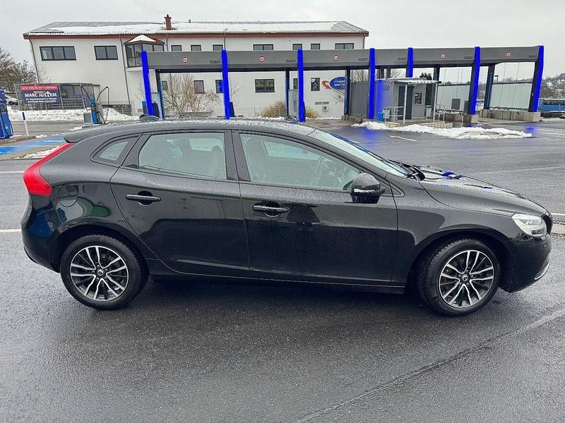 Gebraucht Volvo V40 Momentum 122 PS (89 kW) 2017 Schwarz Limousine