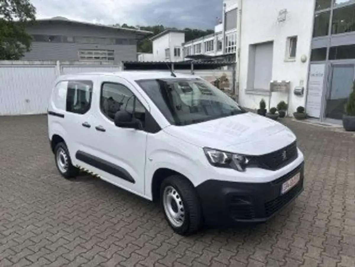 Gebraucht Peugeot Partner Premium 102 PS (75 kW) 2023 Lackierung weiss icy/typ Van / Kleinbus
