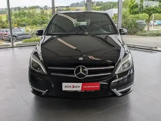 Gebraucht Mercedes B200 Night 136 PS (100 kW) 2012 Schwarz Kleinwagen