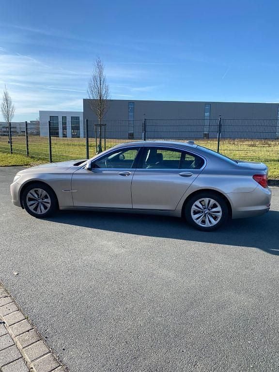 Beige Gebraucht 2009 BMW 740 Limousine | 11.000 € (Guter Preis) - Bild 1/4
