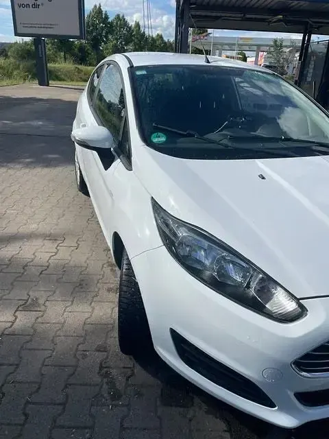 Gebraucht Ford Fiesta Trend 60 PS (44 kW) 2015 Weiß Kleinwagen