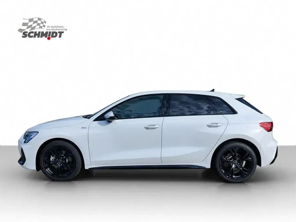 Second-hand Audi A3 S-Line 150 CP (110 kW) 2026 Alb Berlinǎ