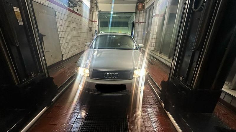 Silber Gebraucht 2004 Audi A4 Sport Kombi | 2.250 € (Guter Preis) - Bild 1/4