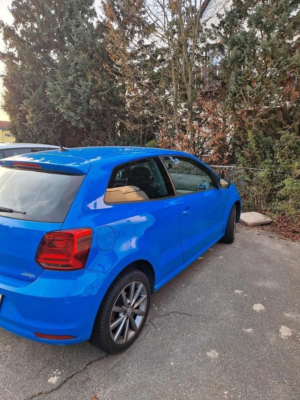Gebraucht VW Polo 90 PS (66 kW) 2014 Blau Limousine
