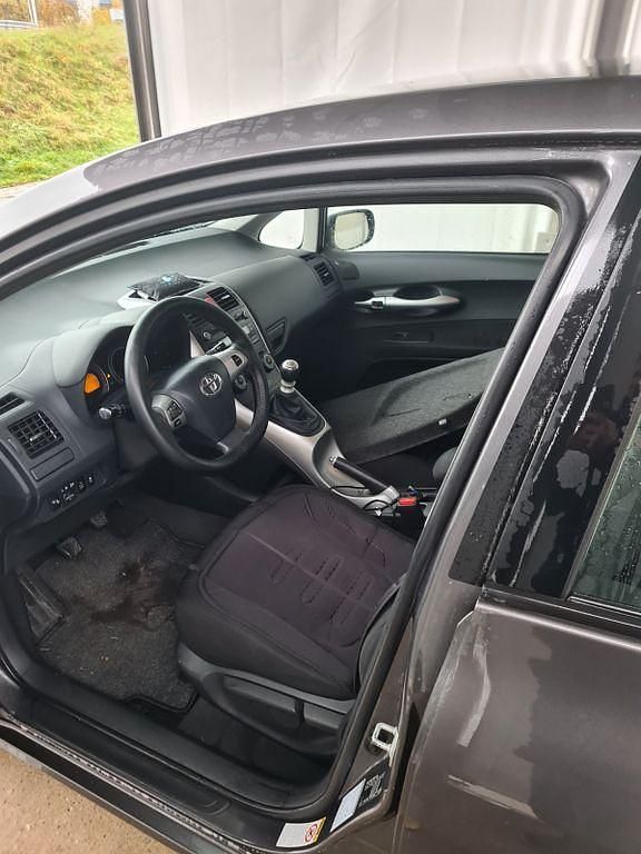 Grau Gebraucht 2012 Toyota Auris Edition Limousine | 5.149 € (Fairer Preis) - Bild 1/3
