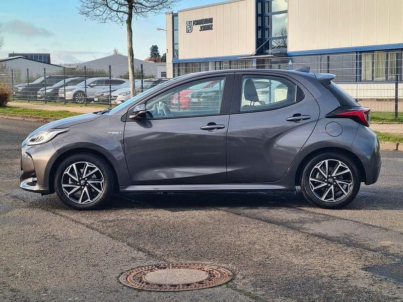 Gebraucht Toyota Yaris Team 92 PS (67 kW) 2021 Grau Limousine
