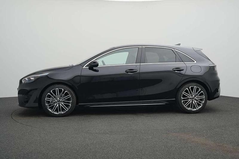 Gebraucht Kia Ceed 140 PS (102 kW) 2026 Zilinaschwarz metall Kleinwagen