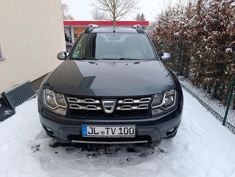 Grau Gebraucht 2015 Dacia Duster Celebration SUV | 7.300 € (Fairer Preis) - Bild 1/4