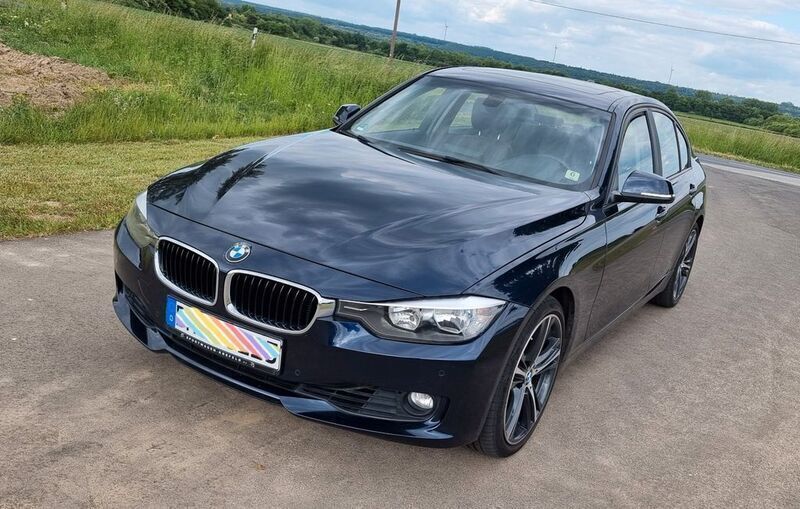Blau Gebraucht 2012 BMW 328 Luxury Line Limousine | 13.900 € (Guter Preis) - Bild 1/4