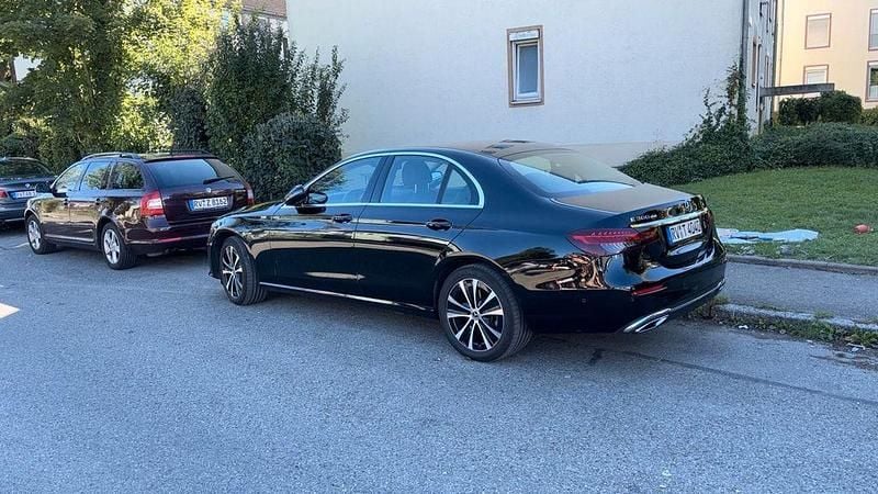 Schwarz Gebraucht 2020 Mercedes E300 Limousine | 30.900 € (Etwas zu teuer) - Bild 1/4
