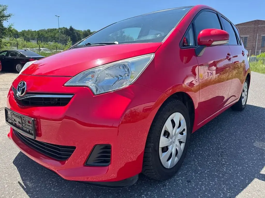 Gebraucht Toyota Verso-S 99 PS (72 kW) 2011 Rot Van / Kleinbus