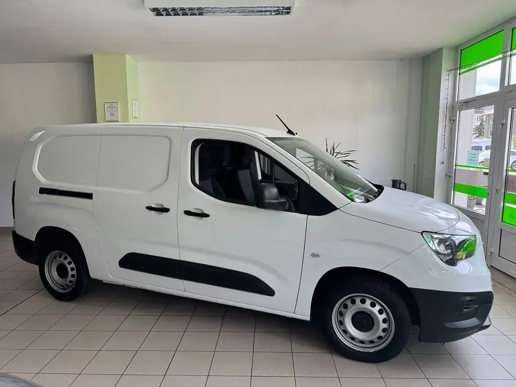 Używany Opel Combo Edition 102 KM (75 kW) 2022 Biały Minivan