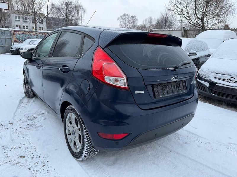 Gebraucht Ford Fiesta Trend 101 PS (74 kW) 2014 Blau Kleinwagen