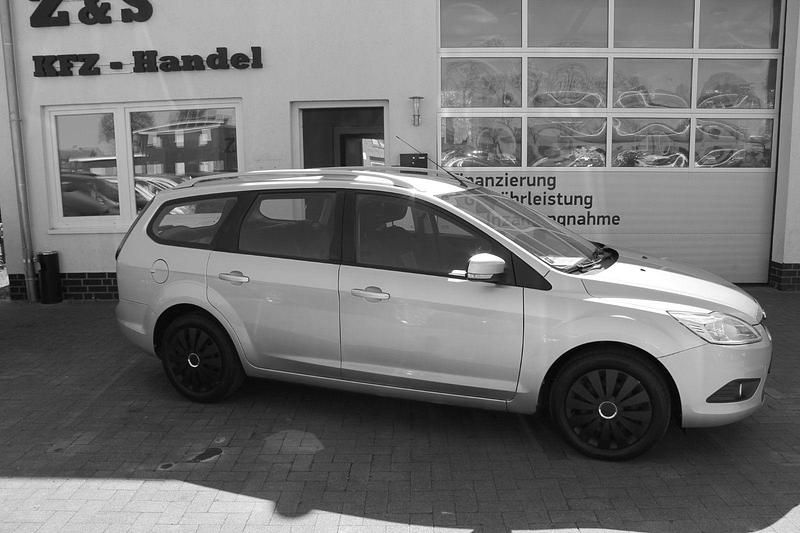 Gebraucht Ford Focus 101 PS (74 kW) 2010 Polarsilber metallic Kombi