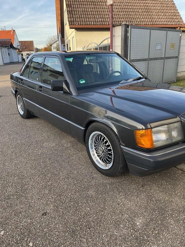 Gebraucht Mercedes 190 109 PS (80 kW) 1990 Schwarz Limousine