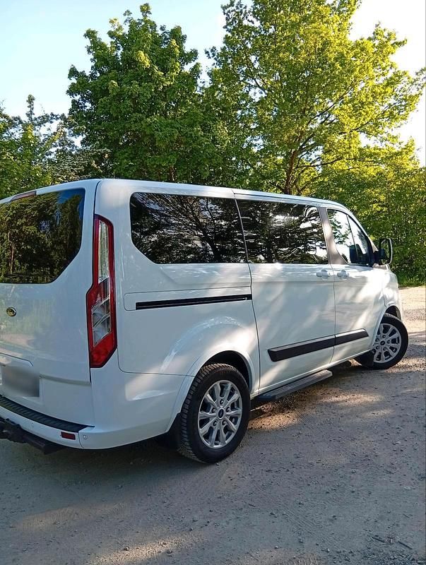 Gebraucht Ford Tourneo 130 PS (95 kW) 2019 Weiß Van / Kleinbus