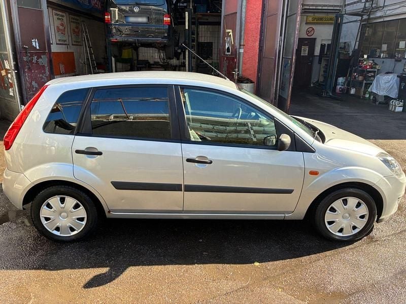 Gebraucht Ford Fiesta Ambiente 80 PS (58 kW) 2007 Silber Kleinwagen