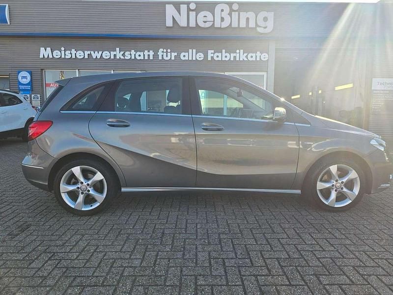 Mountaingrau (metallic) Gebraucht 2011 Mercedes B180 Van / Kleinbus | 6.980 € (Guter Preis) - Bild 1/4