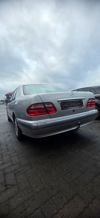 Gebraucht Mercedes E280 Elegance 204 PS (150 kW) 2002 Silber Limousine
