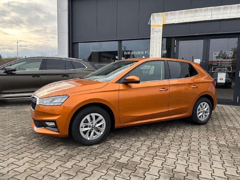 Neu Skoda Fabia Selection 116 PS (85 kW) 2025 Phoenixorange metallic Limousine