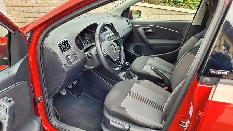 Gebraucht VW Polo Allstar 90 PS (66 kW) 2016 Rot Limousine