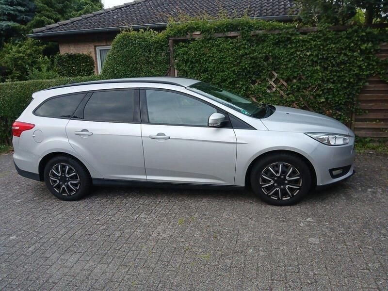 Grau Gebraucht 2016 Ford Focus Titanium Kombi | 8.395 € (Guter Preis) - Bild 1/4