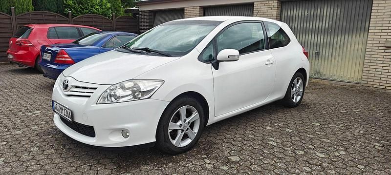 Weiß Gebraucht 2012 Toyota Auris Limousine | 4.200 € (Guter Preis) - Bild 1/4