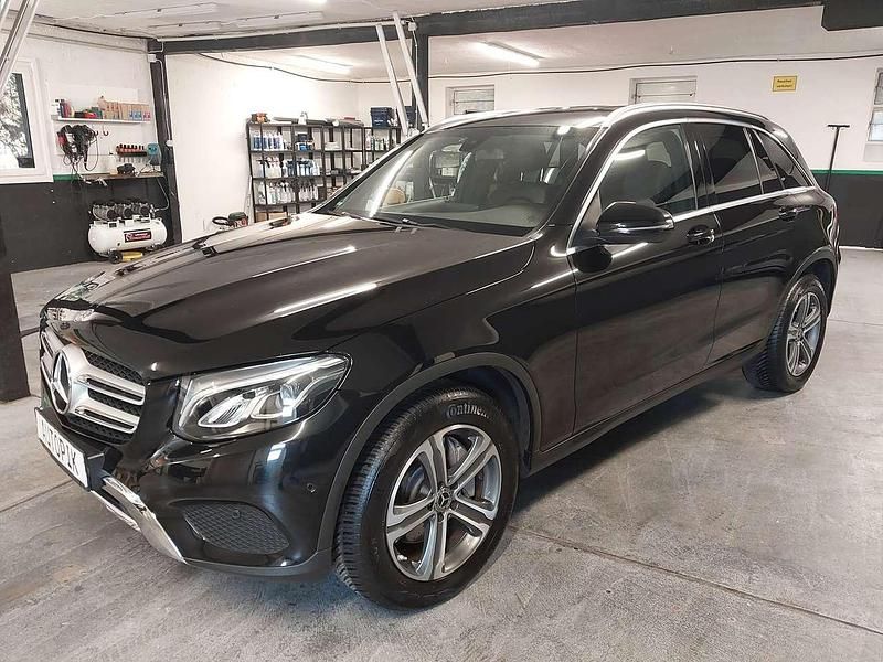 Obsidianschwarz metalliclack Gebraucht 2017 Mercedes GLC220 SUV | 27.300 € (Guter Preis) - Bild 1/4