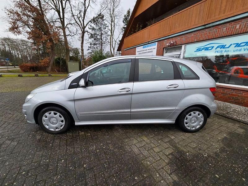 Gebraucht Mercedes B180 116 PS (85 kW) 2011 Silber Van / Kleinbus