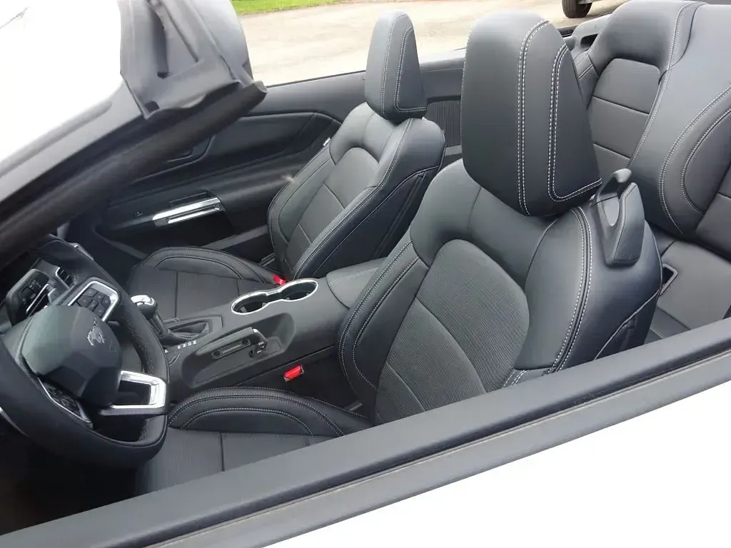 Neu Ford Mustang GT Convertible 446 PS (328 kW) 2026 Oxford white Cabrio