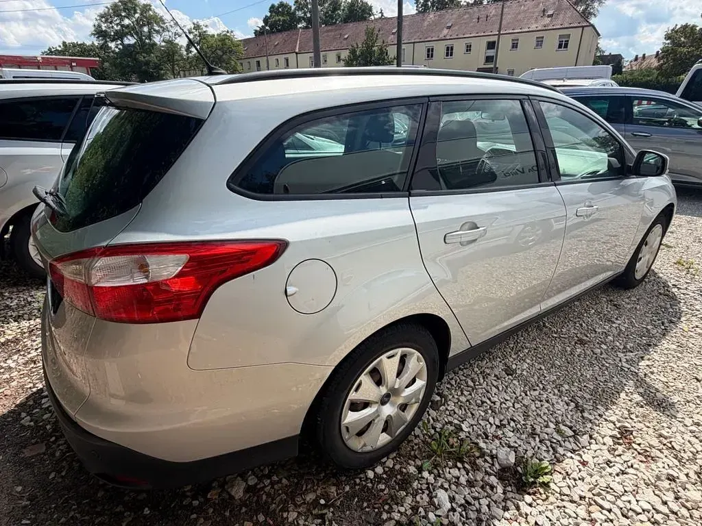 Gebraucht Ford Focus Trend 105 PS (77 kW) 2012 Silber Limousine