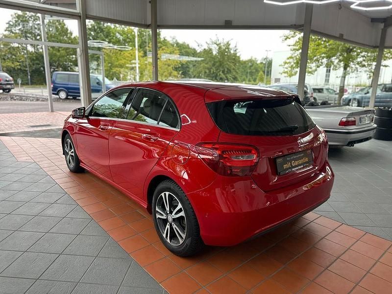 Gebraucht Mercedes A200 156 PS (114 kW) 2016 Rot Limousine