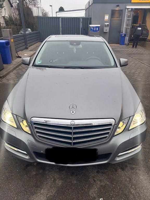 Grau Gebraucht 2010 Mercedes E220 Avantgarde Limousine | 10.100 € (Teuer) - Bild 1/4