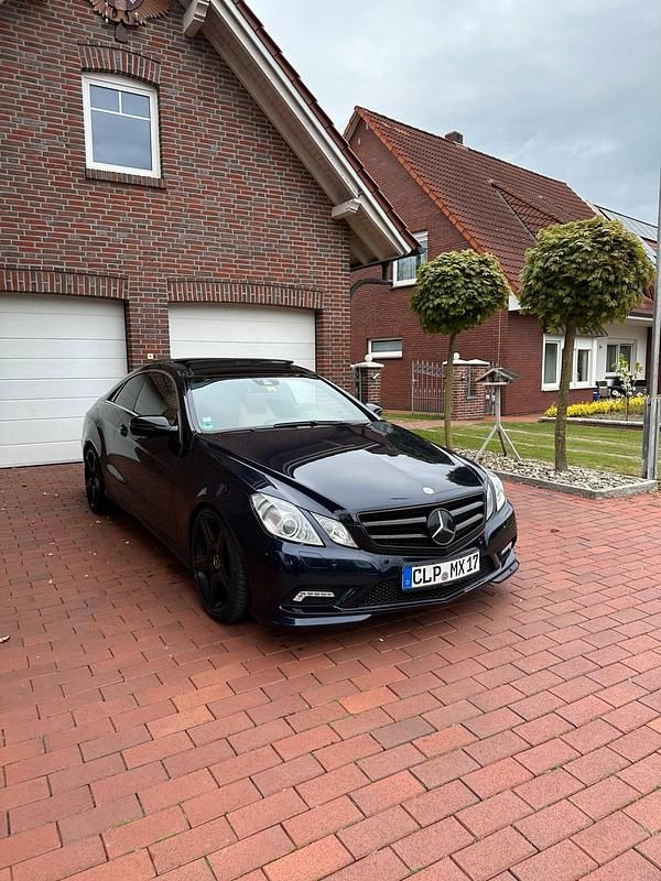 Gebraucht Mercedes E350 AMG 231 PS (169 kW) 2009 Blau Coupé