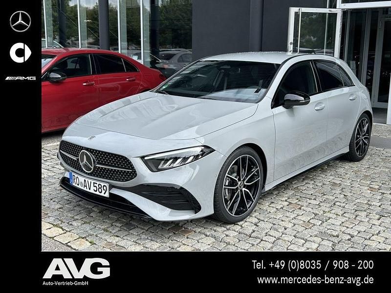 Grau Gebraucht 2025 Mercedes A200 AMG line Limousine | 36.800 € (Teuer) - Bild 1/4