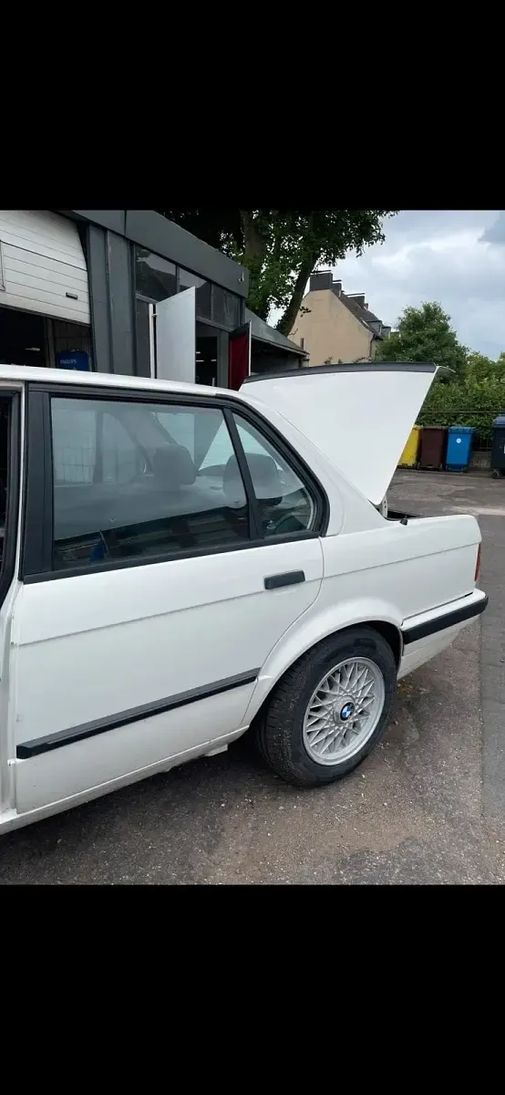 Gebraucht BMW 316 73 PS (53 kW) 1989 Weiß Limousine