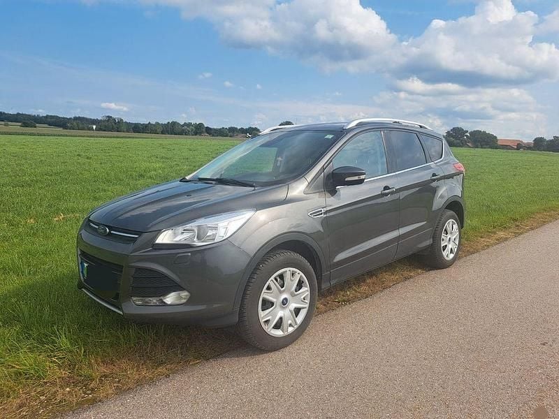 Grau Gebraucht 2015 Ford Kuga Trend SUV | 8.900 € (Superpreis) - Bild 1/4