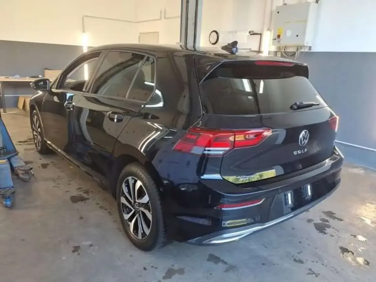 Gebraucht VW Golf VIII Active 150 PS (110 kW) 2023 Deep black perleffekt Limousine