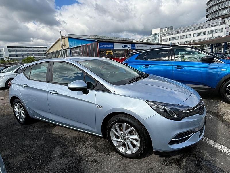 Gebraucht Opel Astra Edition 101 PS (74 kW) 2015 Silber Kleinwagen