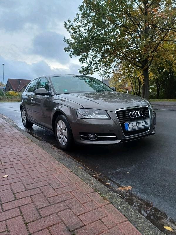 Grau Gebraucht 2012 Audi A3 Limousine | 6.000 € (Superpreis) - Bild 1/4