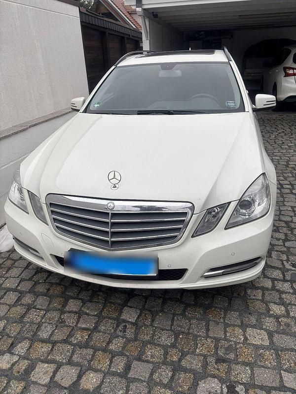 Weiß Gebraucht 2012 Mercedes E200 Elegance Kombi | 11.700 € (Fairer Preis) - Bild 1/4