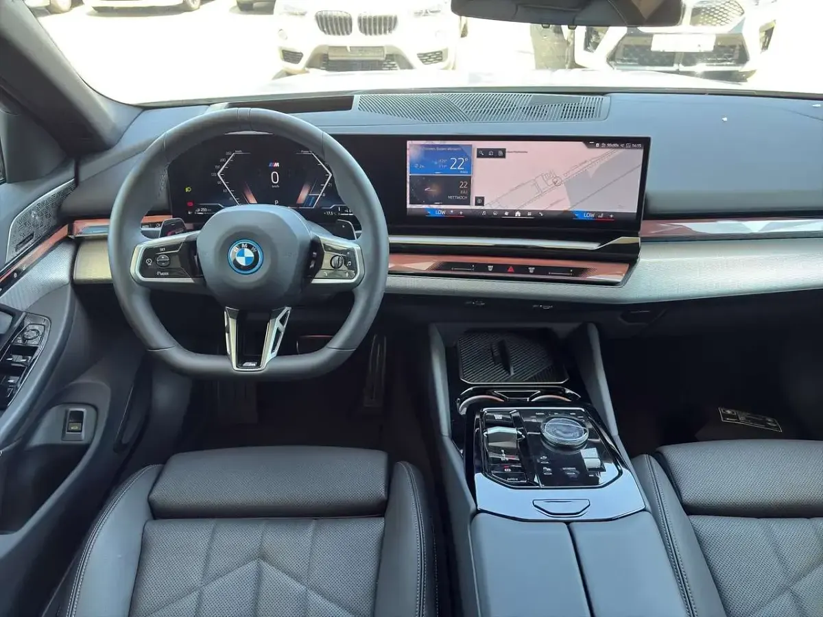 Gebraucht BMW 550e M Sport 489 PS (359 kW) 2025 Weiß Kombi