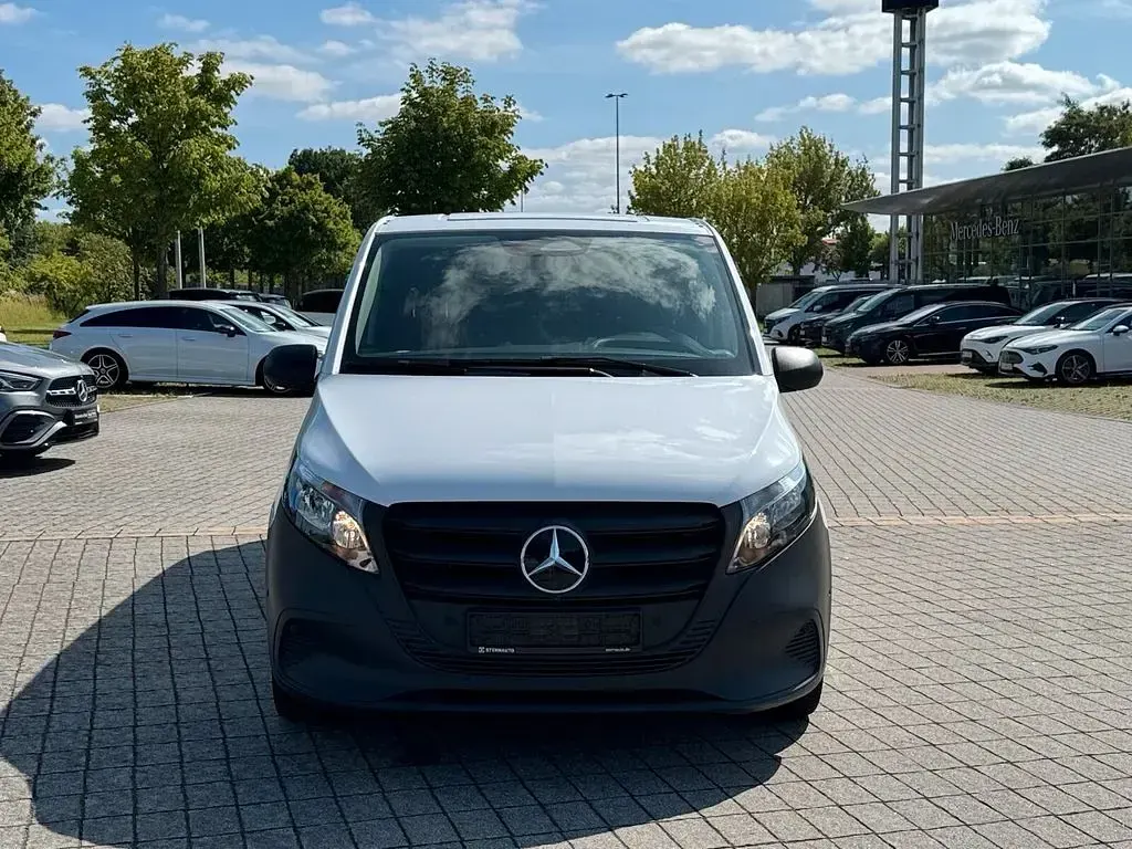 Gebraucht Mercedes Vito 163 PS (119 kW) 2025 Arktikweiß Van