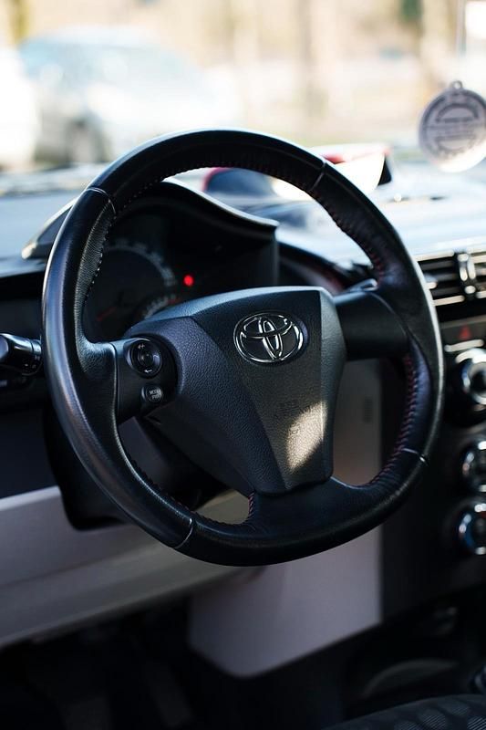 Gebraucht Toyota iQ 68 PS (50 kW) 2011 Weiß Kleinwagen