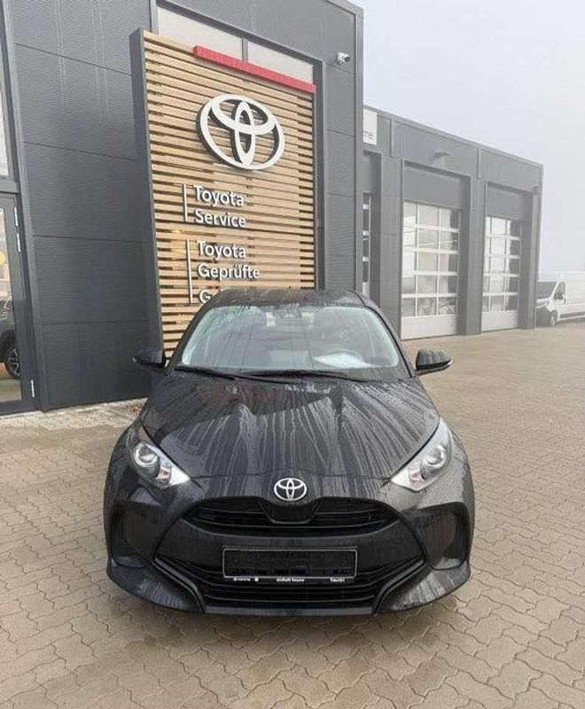 Mysticschwarz mica Gebraucht 2023 Toyota Yaris Basis Kleinwagen | 14.990 € (Fairer Preis) - Bild 1/4