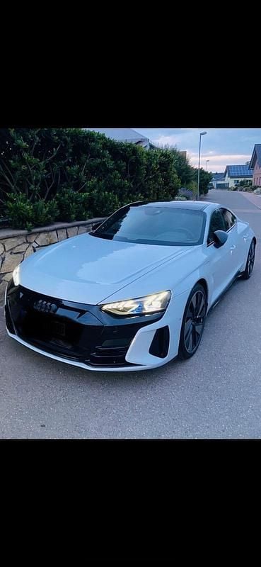 Grau Gebraucht 2022 Audi e-tron GT quattro Limousine | 64.500 € - Bild 1/4
