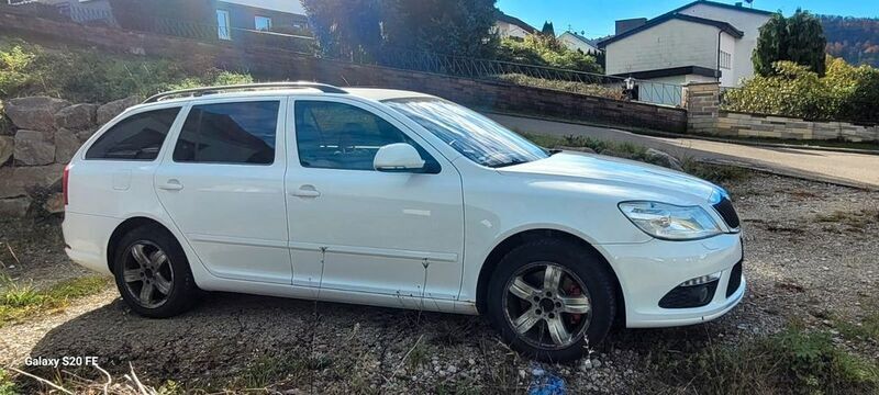 Weiß Gebraucht 2011 Skoda Octavia RS Kombi | 5.150 € (Guter Preis) - Bild 1/4