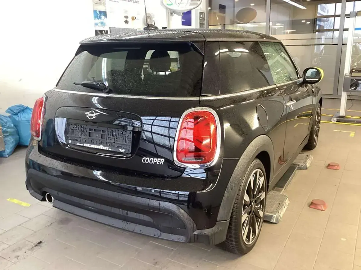 Używany Mini Cooper Classic 136 KM (100 kW) 2022 Czarny Hatchback