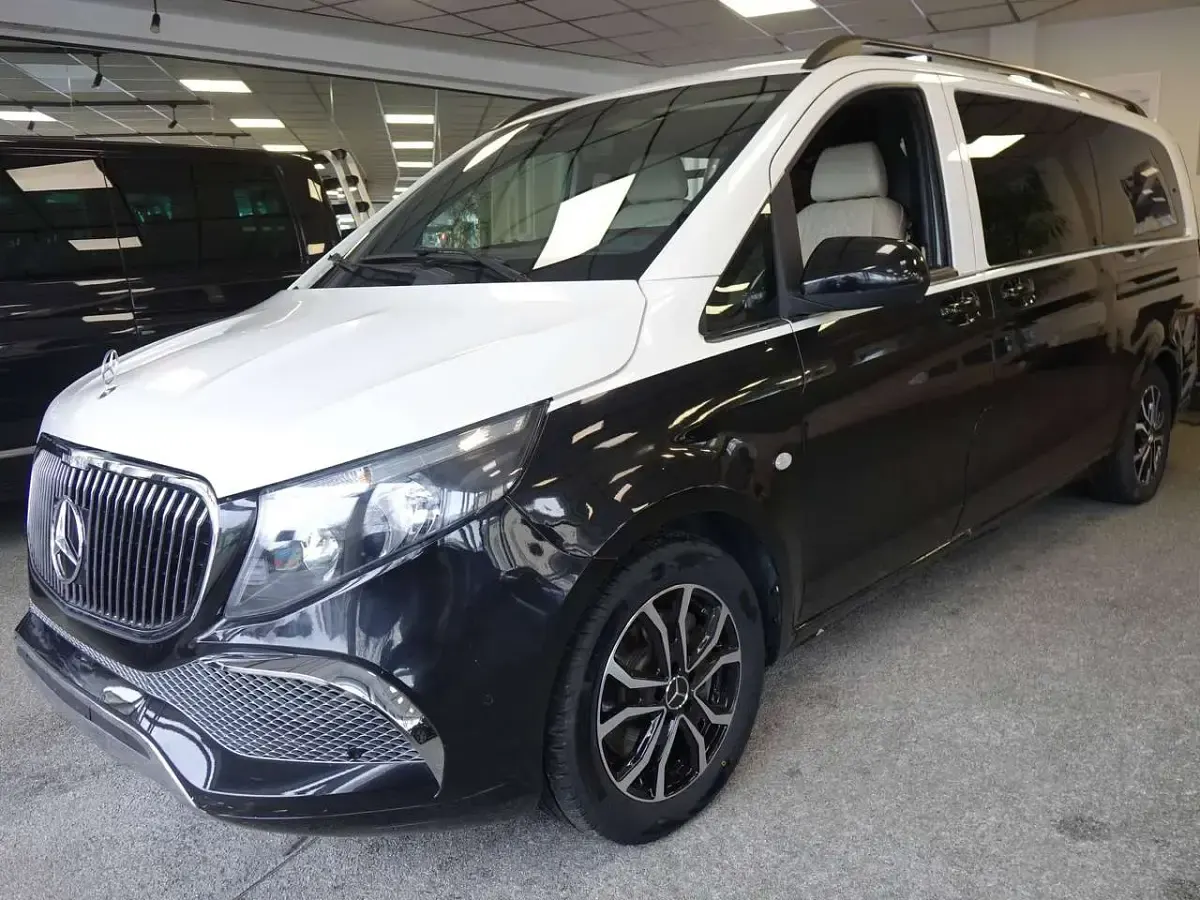 Gebraucht Mercedes Vito 190 PS (139 kW) 2019 Arktikweiss / schwarz bicolor Van