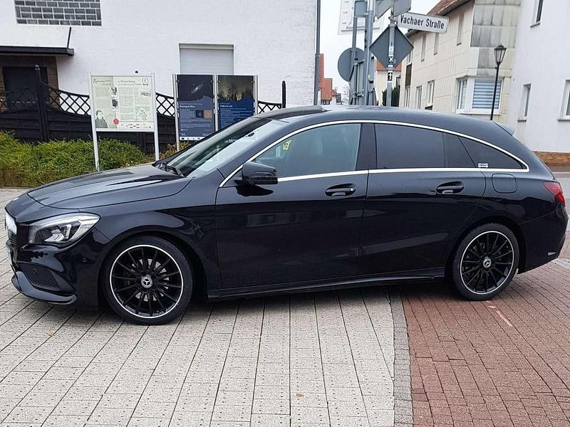 Schwarz Gebraucht 2018 Mercedes CLA200 Shooting Brake AMG line Kombi | 11.788 € (Superpreis) - Bild 1/2